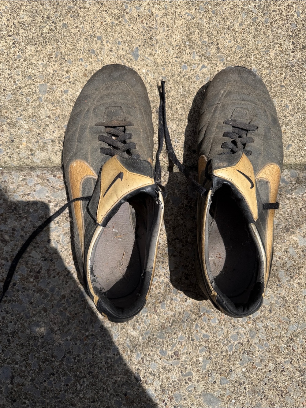 Very used Nike Men’s Black and Gold Soccer cleats